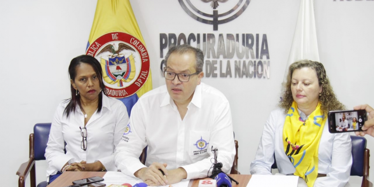 Cortesía Fernando Carillo Flórez, procurador general, durante su visita a Santa Marta.