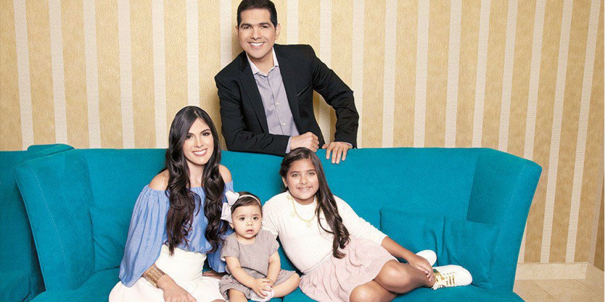 Caracol TV El artista vallenato junto a su esposa y dos de sus hijas.