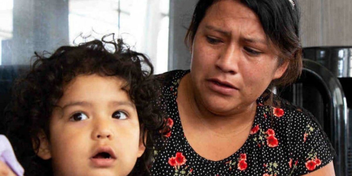 Madre e hijo durante el reencuentro.