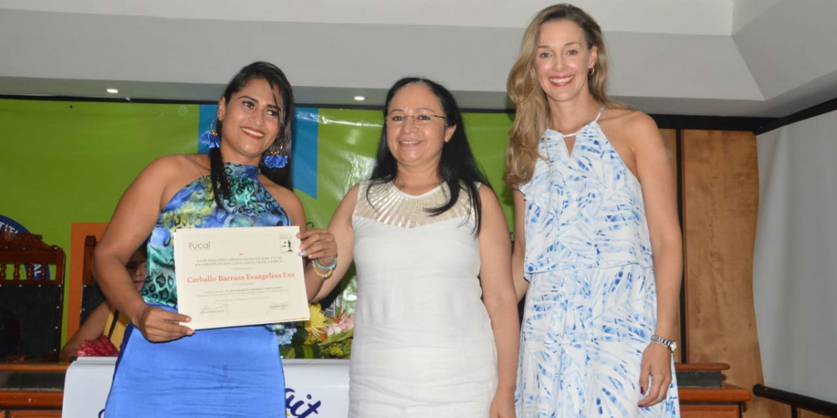 Oscar Mejía-Seguimiento La líder comunal Evangelina Carballo Barraza, en compañía de Claudia Elena Vásquez y Ruth Chaparro
