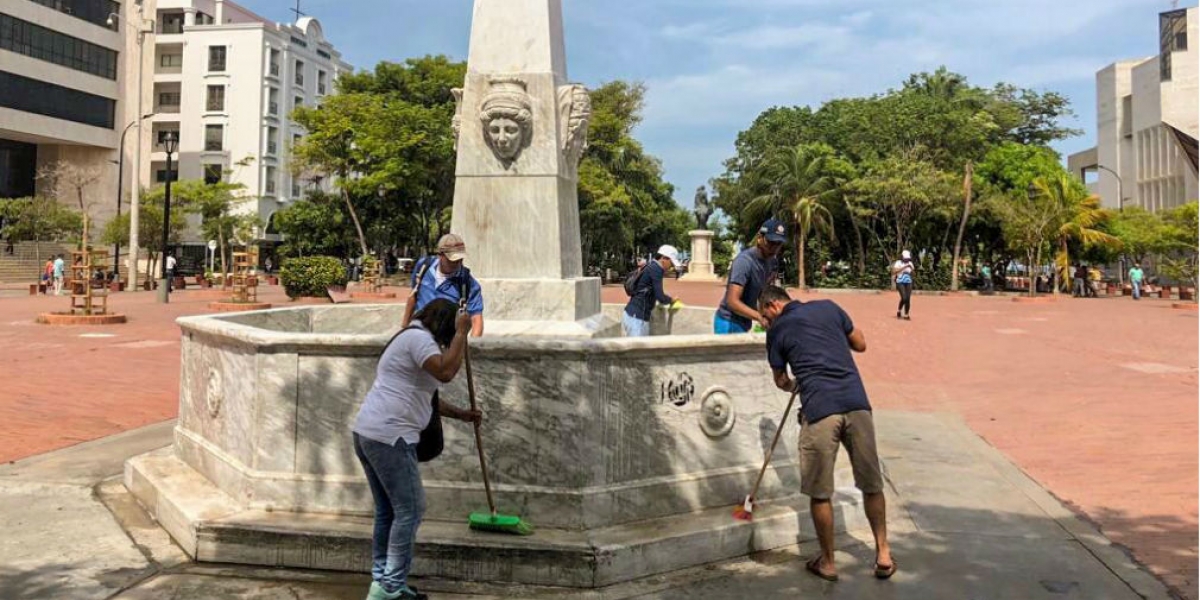 Alcaldía de Santa Marta Jornada de limpieza a esculturas del Centro Histórico.