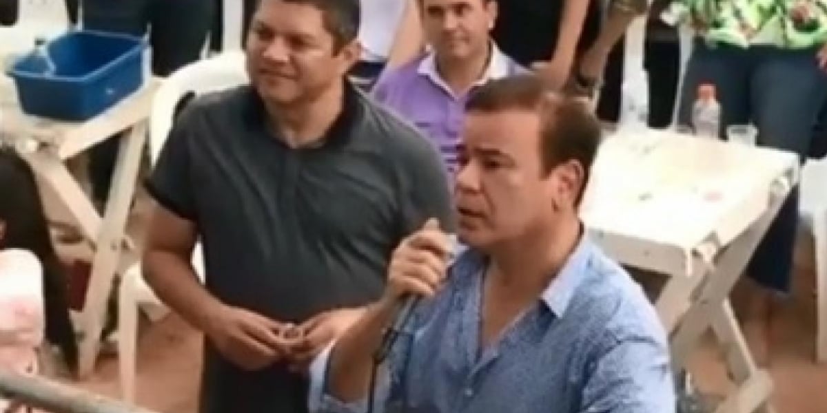 Ivan Villazon hablandole a Poncho Zuleta en medio de una presentación 