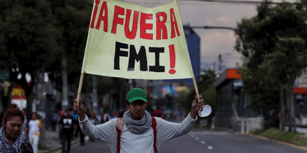 Manifestantes ecuatorianos protestan en las calles.