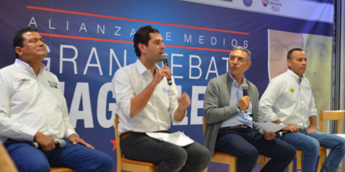 Óscar Mejía - Seguimiento.co Morelo, Cotes y Torres, junto con el moderador Jorge Cura.