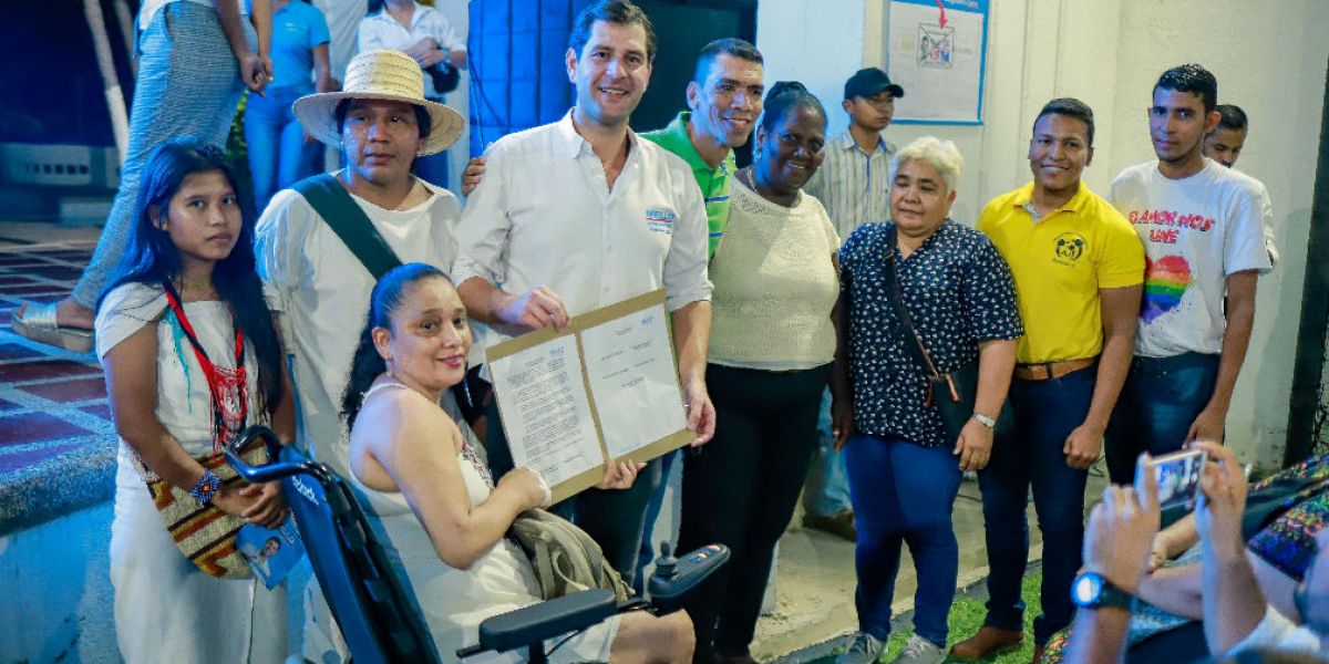 Cortesía El Mello reunido con simpatizantes de su campaña.
