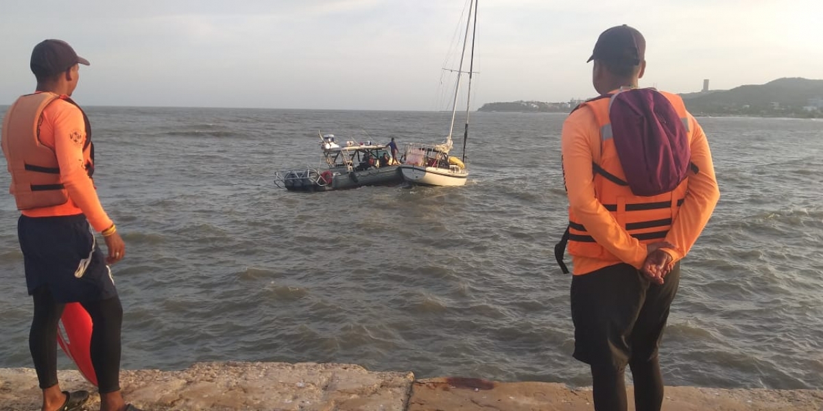  Velero en emergencia en Puerto Colombia.