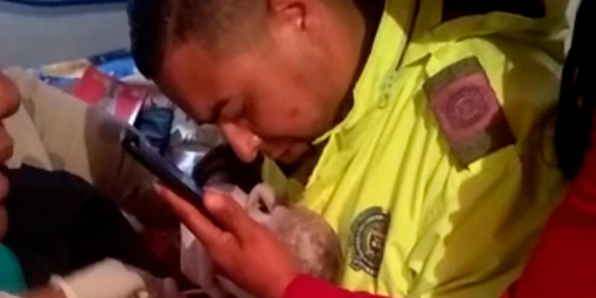 NOTICIAS RCN Policía reanimando a recién nacida
