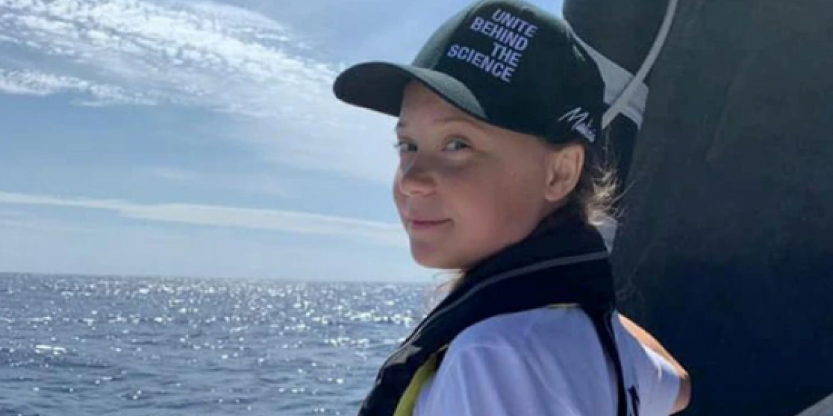 Infobae Greta Thunberg, a bordo del barco que la traslada a Portugal
