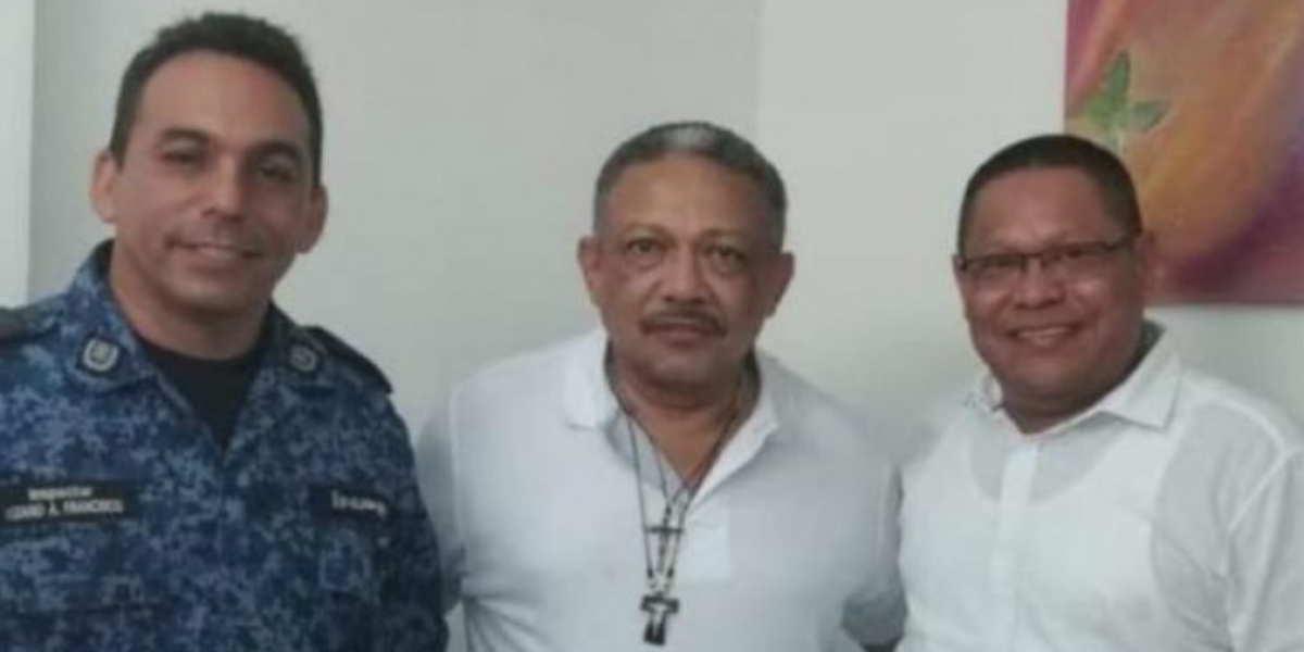 El Tiempo Manuel Cadrazco (en el medio, con una cruz), se posesionó como alcalde de San Benito Abad, Sucre.