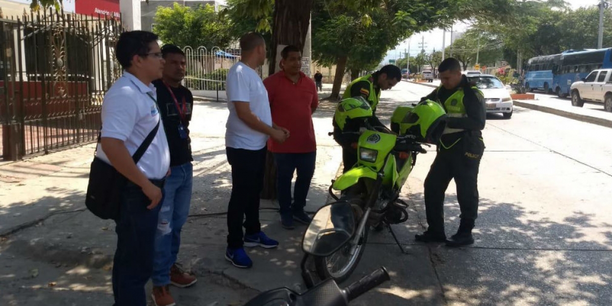 Cortesía Momento en que Policía impone el comparendo ambiental.