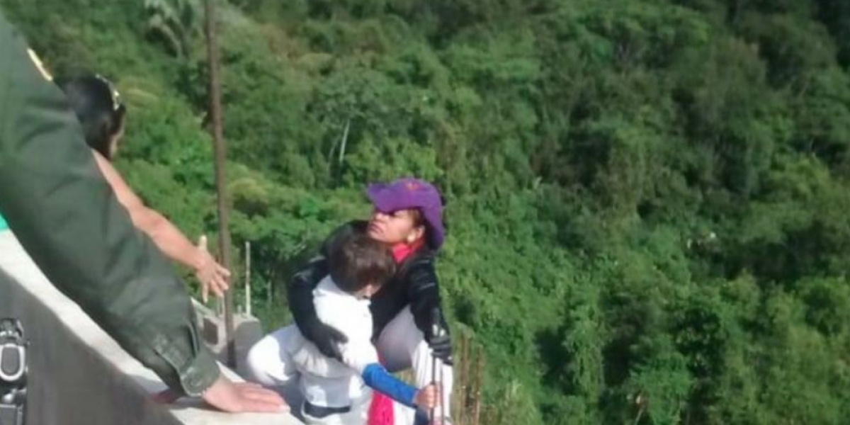 Captura de pantalla Mujer se lanza de puente con su hijo de diez años en brazos, en Ibagué, Tolima.