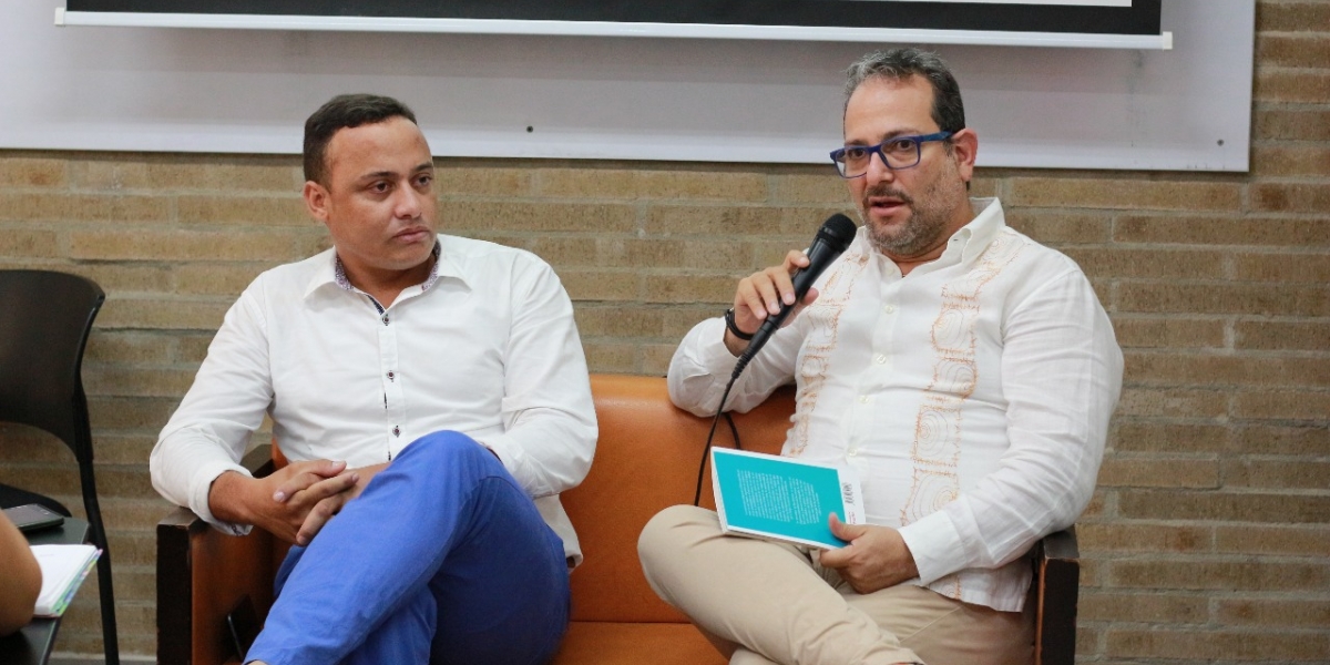 Cortesía Dagoberto Enrique Mata Daza, ex soldado y periodista en conversatorio sobre las minas antipersonas con el periodista Leonardo Herrera en la Sergio Arboleda
