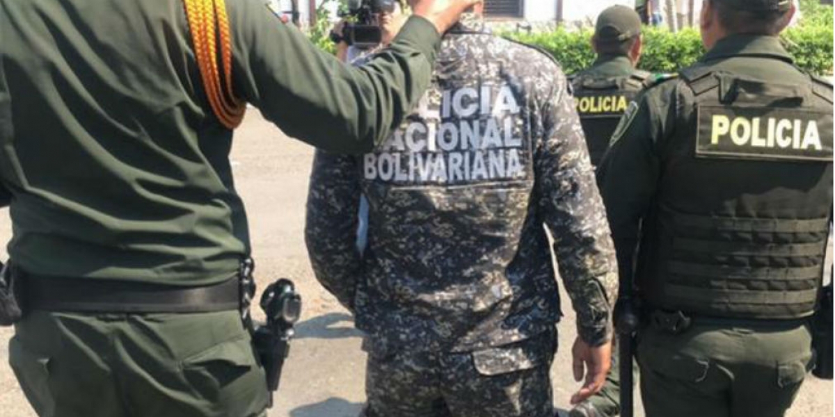 Policías colombianos acompañando a venezolanos