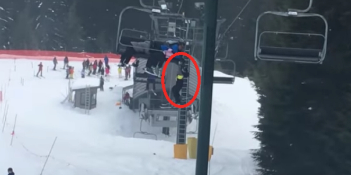 Niño colgando de teleférico cuando subía a una montaña