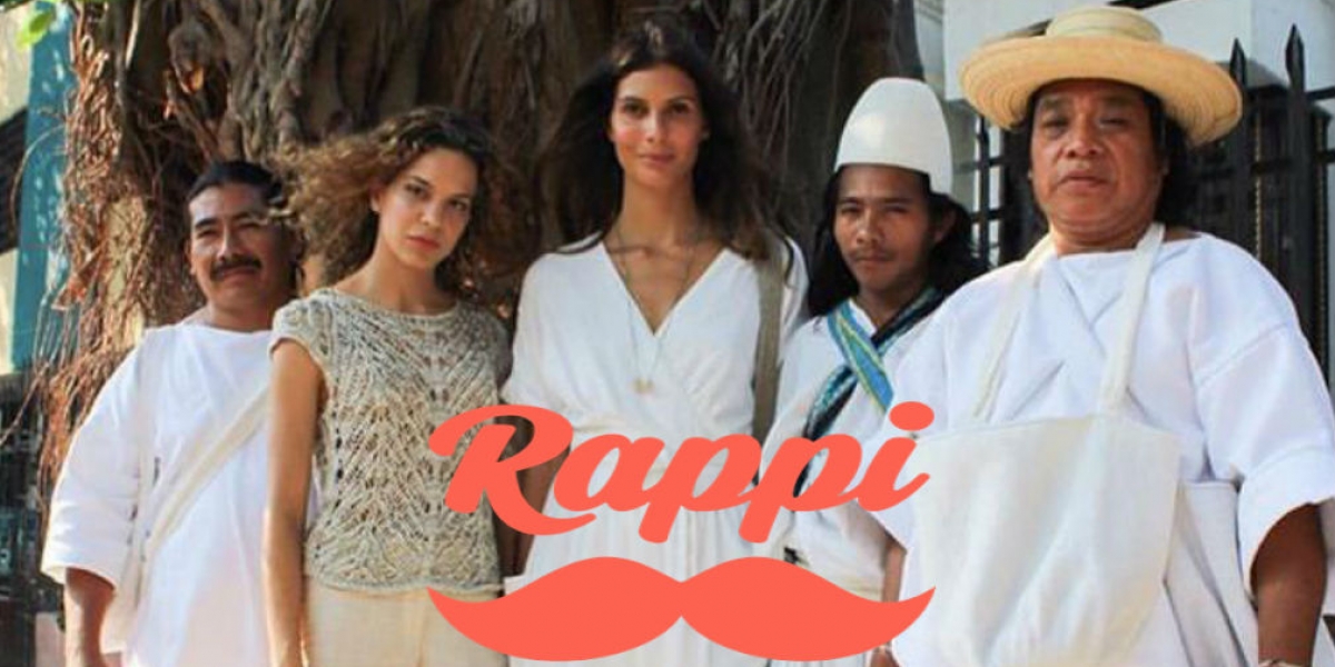 Toya Montoya junto a los indígenas de la sierra y Giselle Lacouture