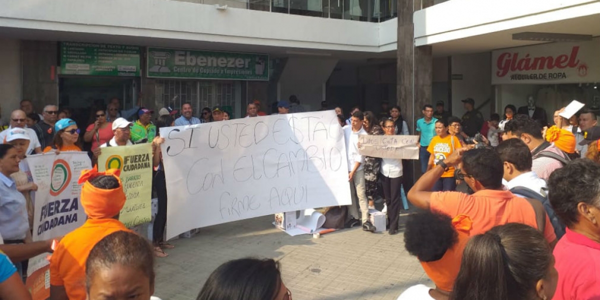 Seguimiento.co Simpatizantes de Fuerza Ciudadana a las afueras del Galaxia.