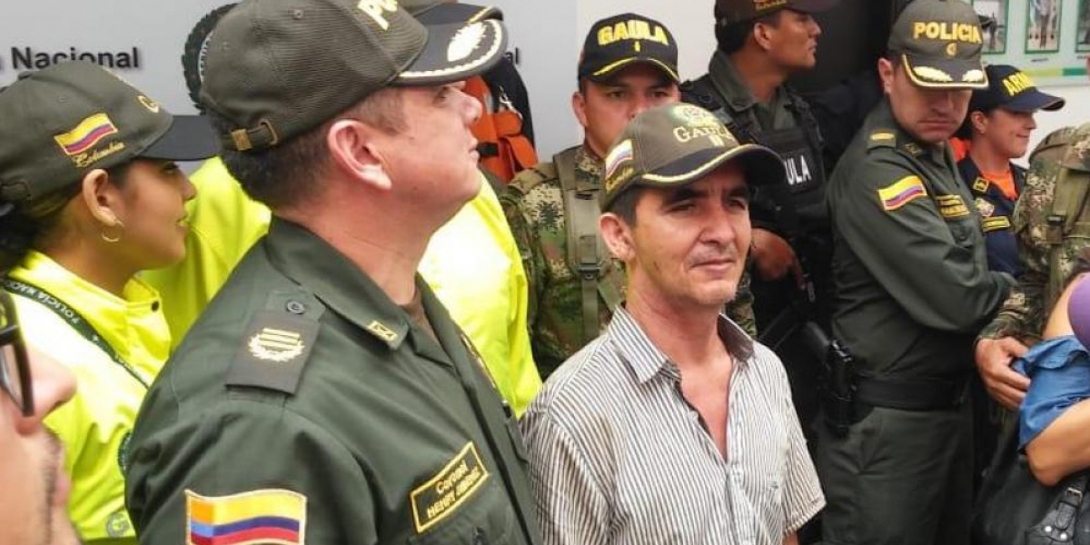 El comandante de la Policía Atlántico, Henry Jiménez, y Leonardo Antonio Sánchez Rivera, el ganadero liberado.