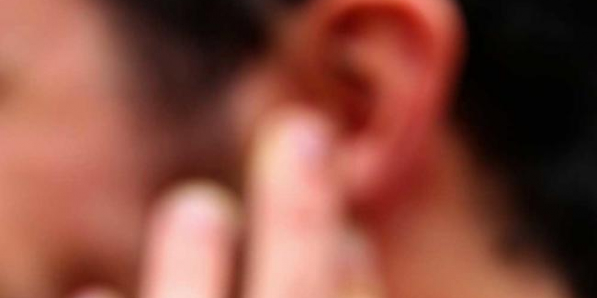 AFP Hombre muerde la oreja de otro en medio de riña