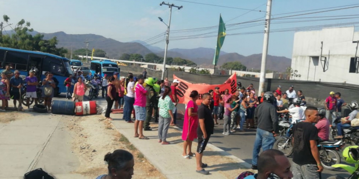 Cortesía Protesta de habitantes de Torres del Cisne, que bloquearon la vía a Minca.