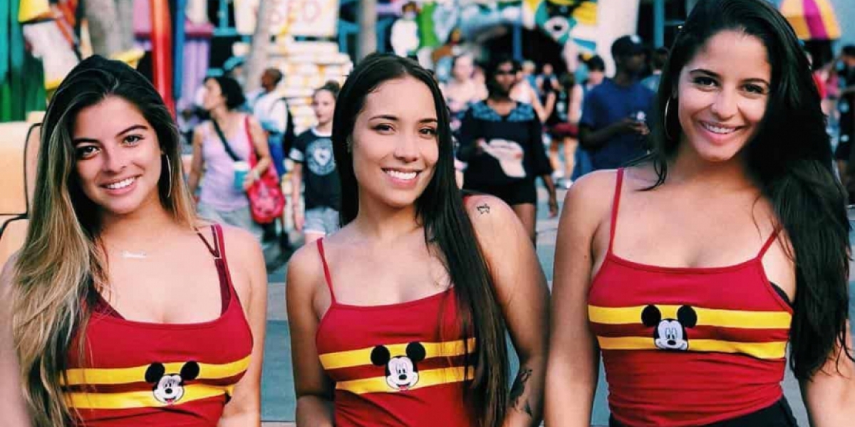 Luisa Fernanda W junto a Daniela y María Legarda