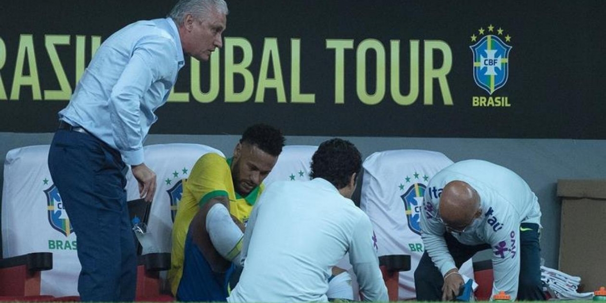 EFE Neymar es atendido tras sufrir lesión ante Catar.