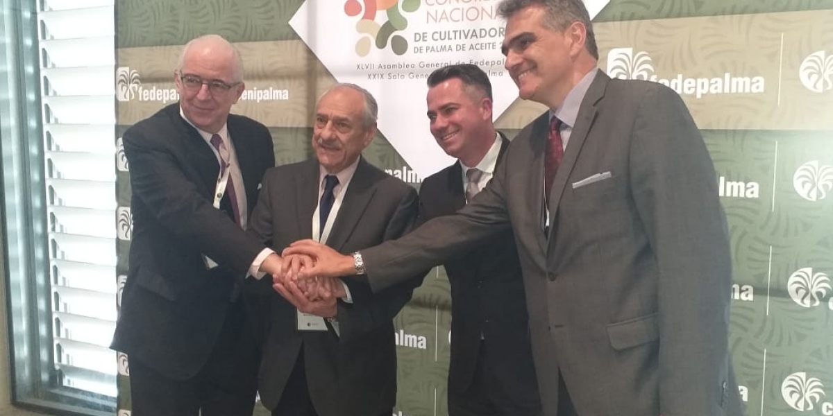 Momentos cuando se estrechaba la alianza para para mejorar la calidad del aire en país desde el transporte masivo.