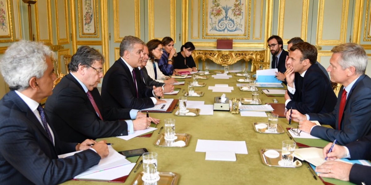 Twitter- @IvanDuque Firman de pacto entre Colombia y Francia sobre el cuidado del medio ambiente