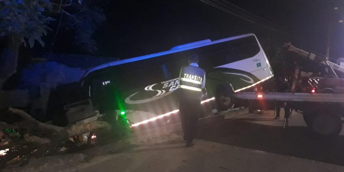 Un bus de servicio especial terminó estrellándose contra una vivienda del sector.