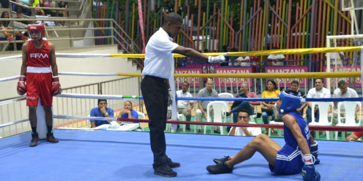 Óscar Mejía - Seguimiento.co Los combates se desarrollan en el Coliseo de Gaira.