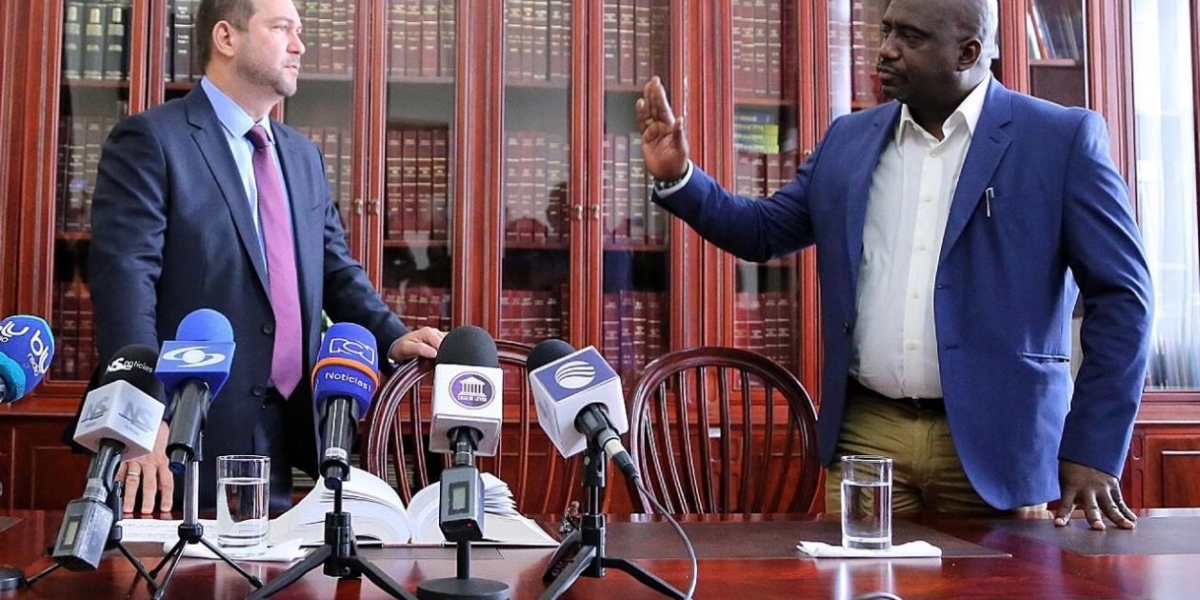 Senado El presidente del Senado, Lidio García Turbay y 'Benkos Biohó'.