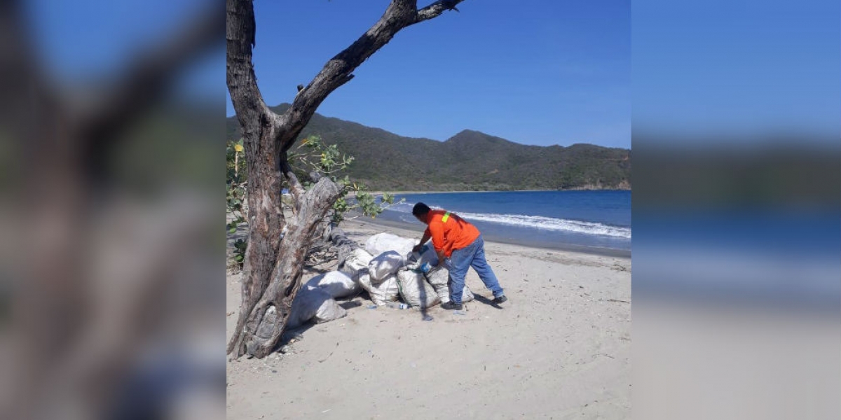 Essmar Limpieza en playa de Neguanje
