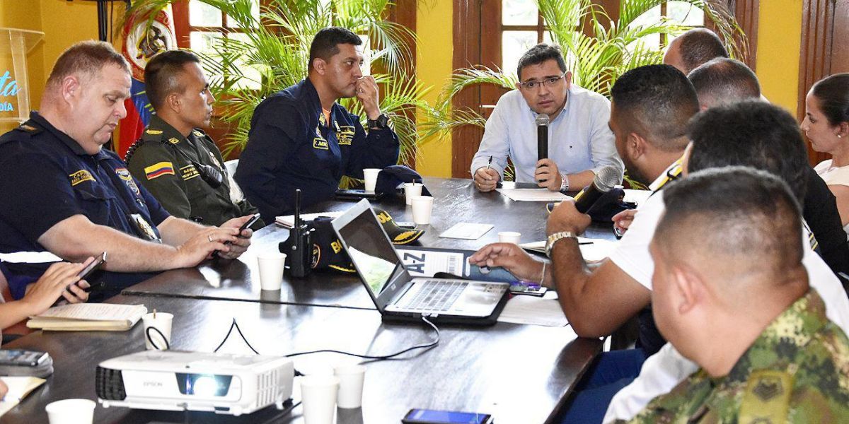 Alcaldía de Santa Marta El alcalde Rafael Martínez presidió un comité de gestión del riesgo.