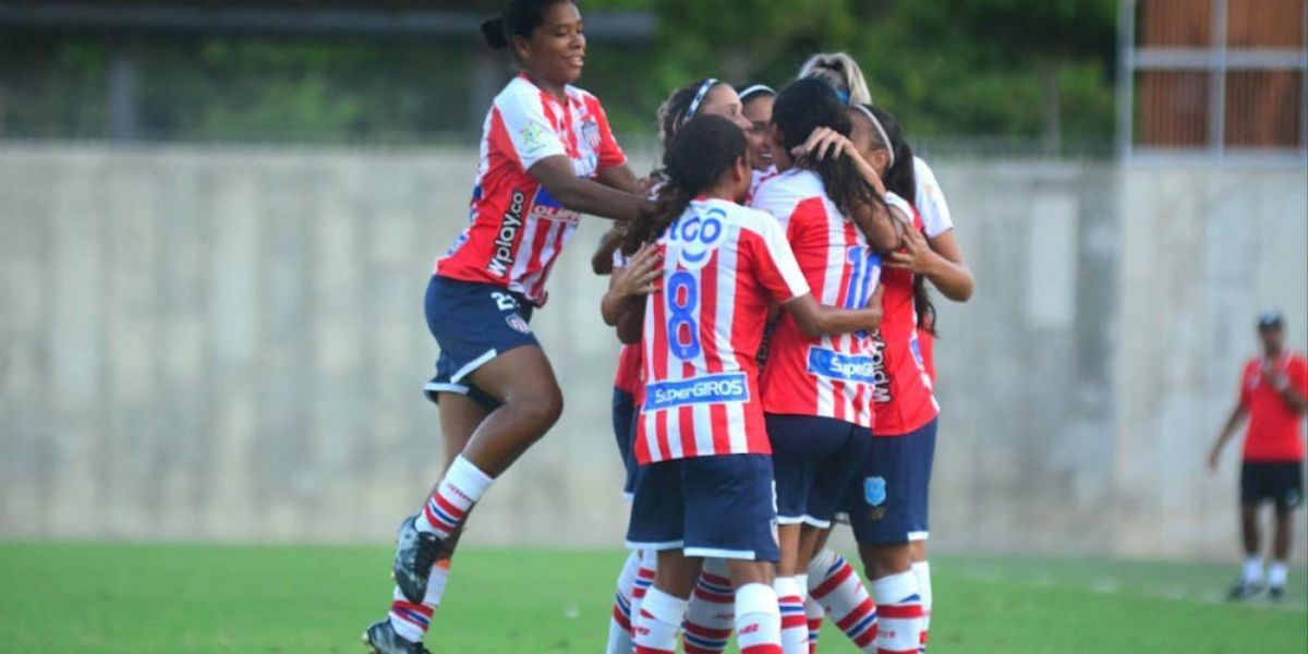 Las Tiburonas celebrando el gol de Yoreli Rincón.