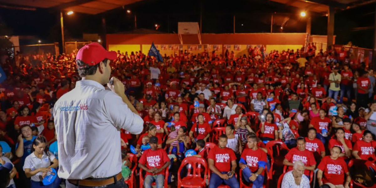 Cortesía El Mello reunido con simpatizantes de su campaña.
