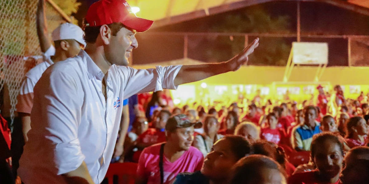 El Mello reunido con simpatizantes de su campaña en Fundación.