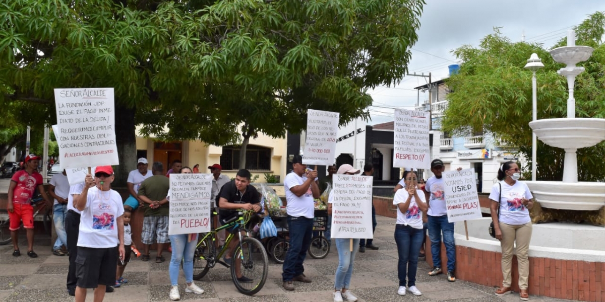 Cortesía La Fundación José Barros Palomino junto con varias organizaciones, realizaron un plantón frente a la Alcaldía como protesta a la falta de pago de la administración municipal.