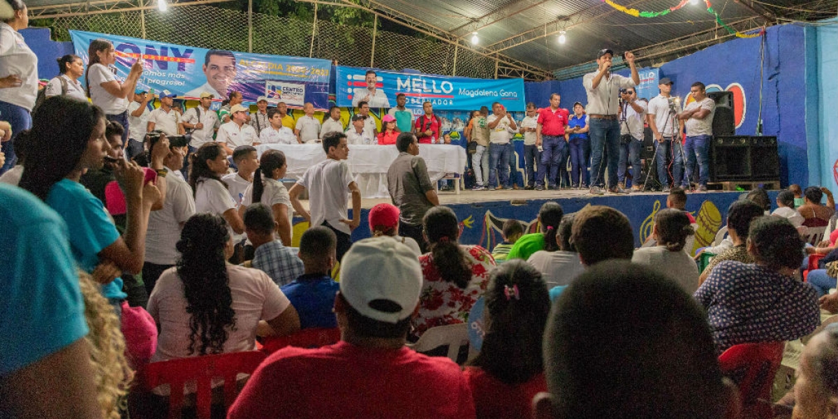 Cortesía El Mello reunido con simpatizantes de su campaña.