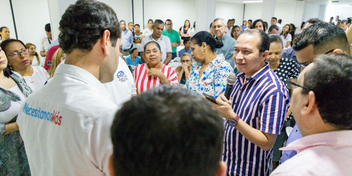 Cortesía El Mello reunido con simpatizantes de su campaña.