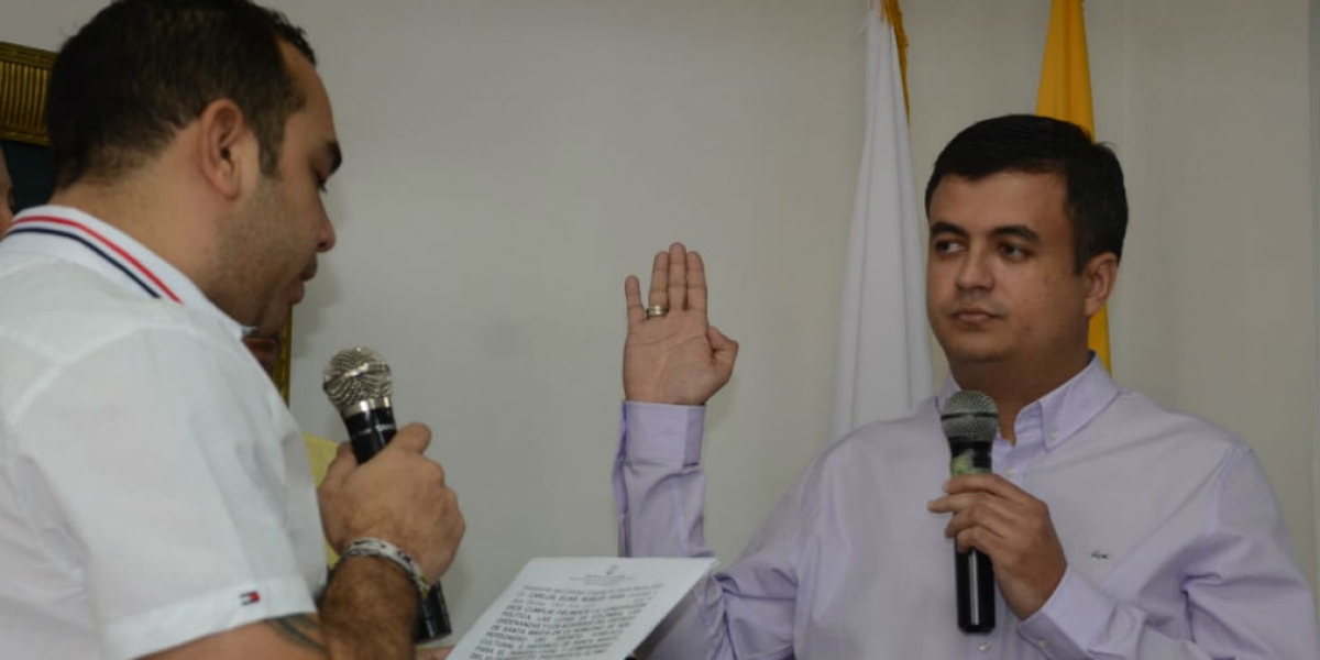 Óscar Mejía - Seguimiento.co El nuevo personero juramenta ante Carlos Robles, presidente del Concejo.