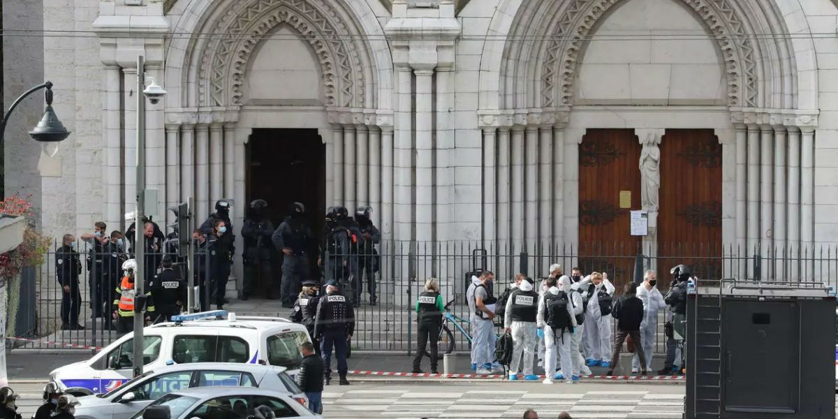 Imagen de las afueras del templo acordonado por la policía francesa. cortesía