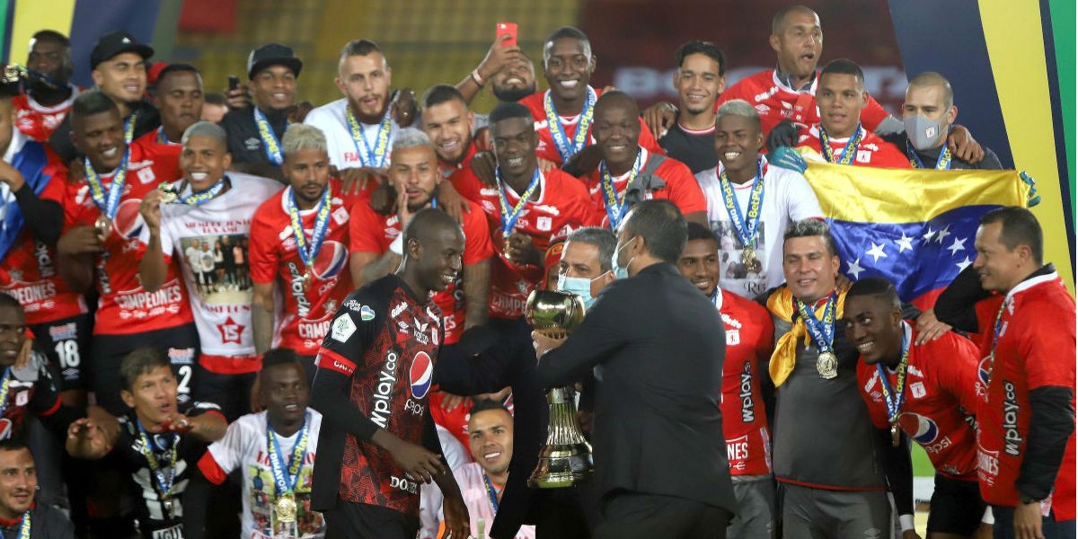 El Tiempo América de Cali recibiendo el trofeo.