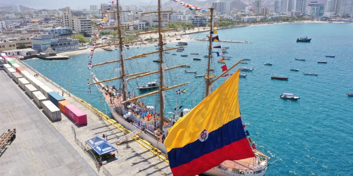 Twitter @puertostmarta Buque Gloria