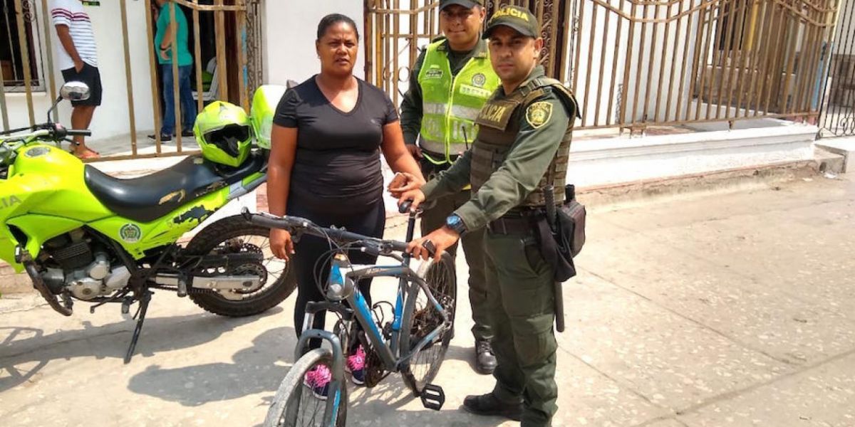 La Policía le devolvió la bicicleta a la mujer.