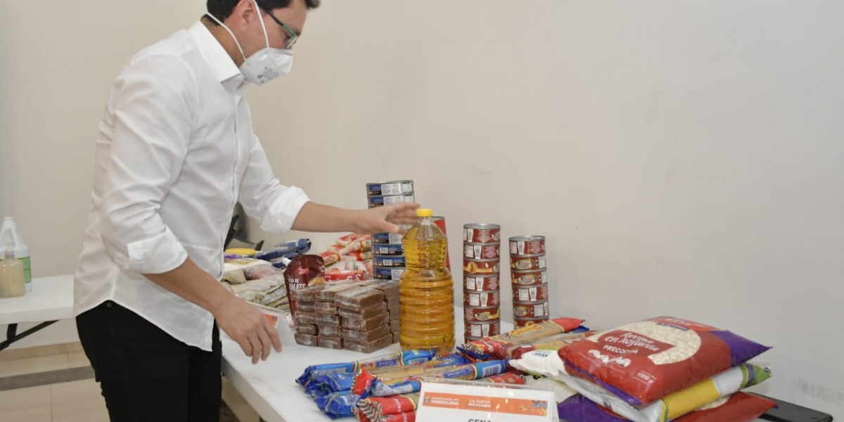 Cortesía El gobernador entregó detalles de lo que llevará la bolsa de alimentos.