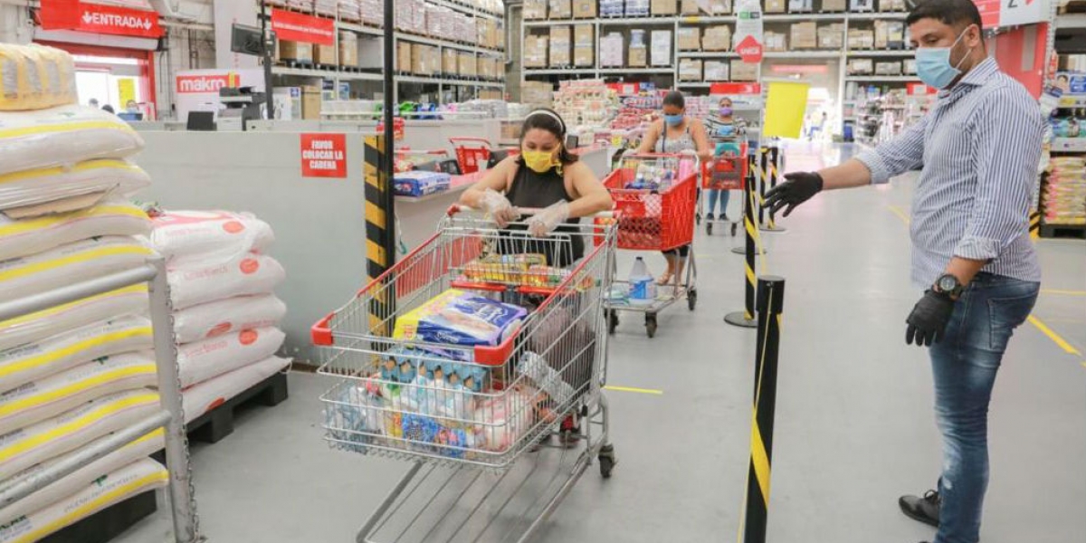 Entrega de mercados solidarios en Makro.
