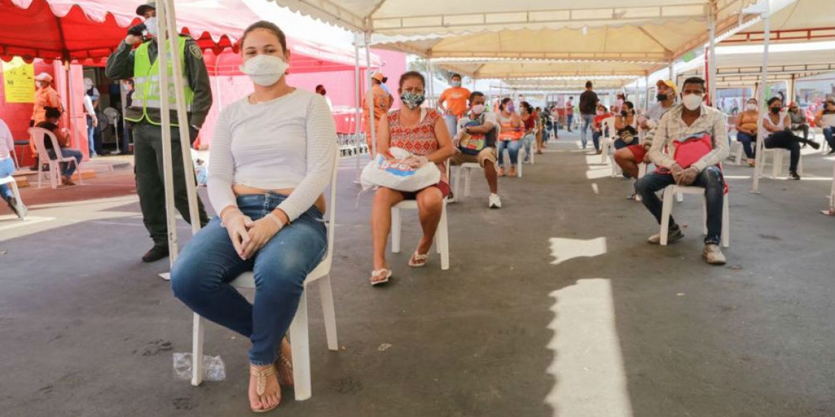 Alcaldía de Santa Marta Personas en Makro esperando para redimir el bono solidario.