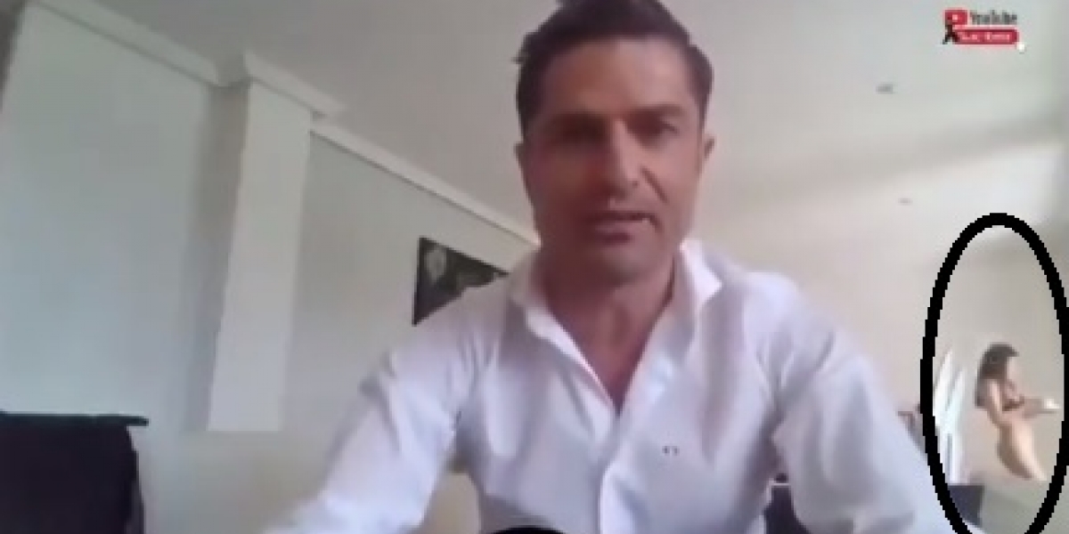 Momento en que la amante del periodista aparece en el fondo de la escena.