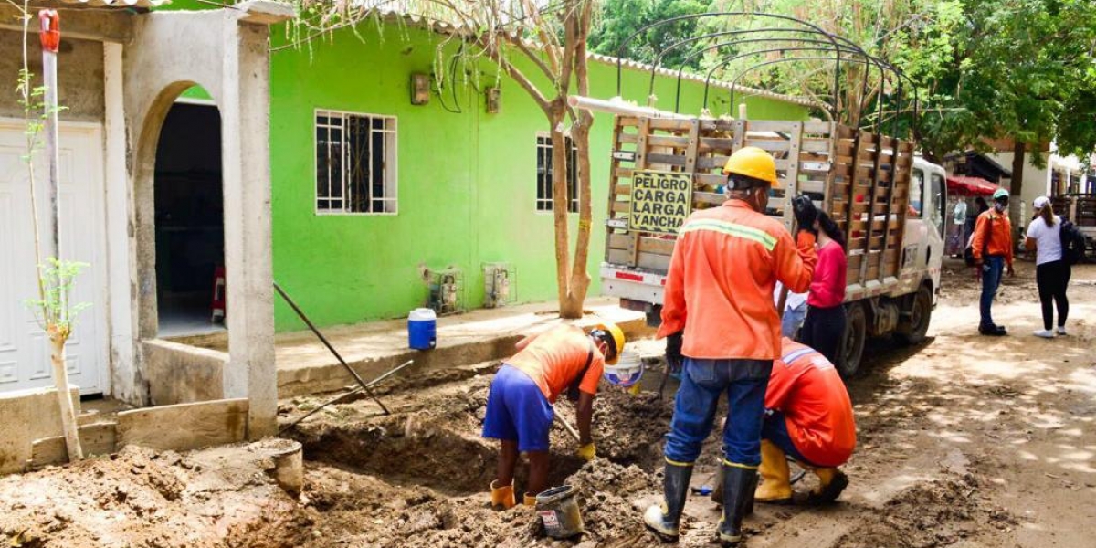 El desbordamiento de agua que inundó las calles en el barrio prendió la alarma en los habitantes del sector.