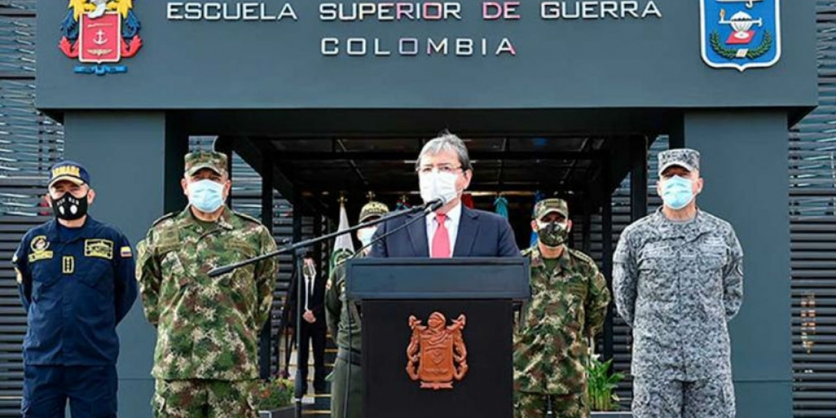 El ministro de la Defensa, Carlos Holmes Trujillo, anunció la decisión.