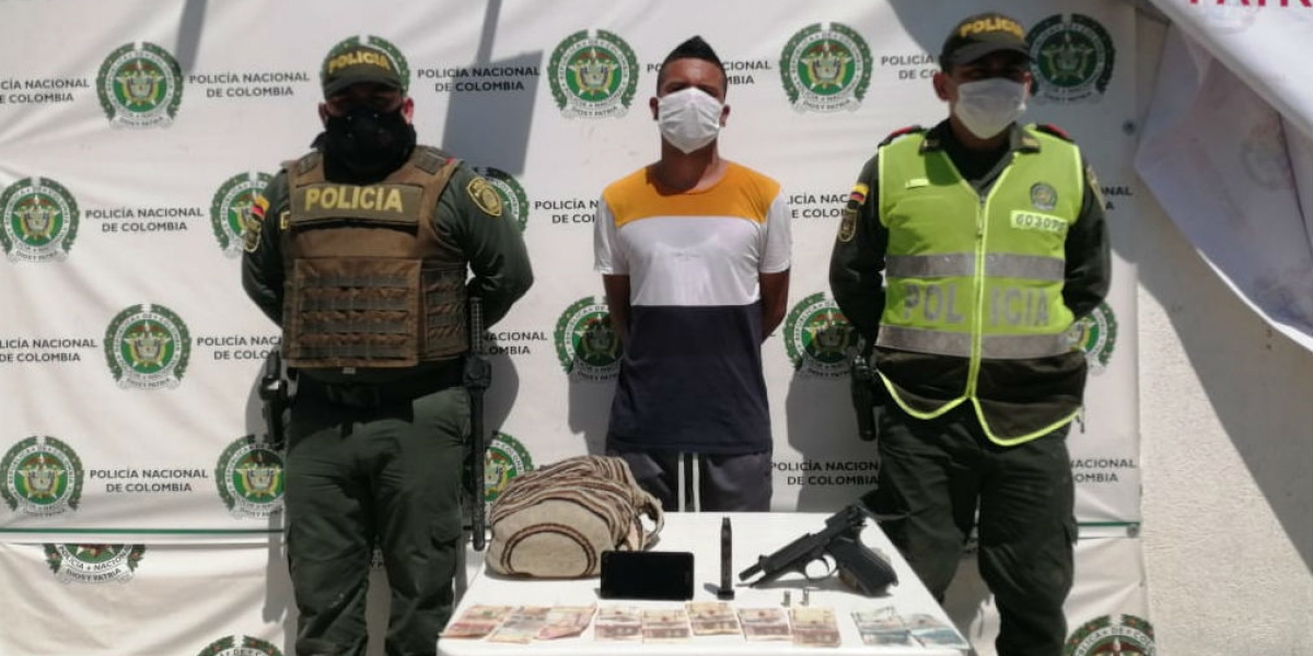 Policía Leonardo Fabio Ceballos Ortiz, capturado junto con un menor de edad.
